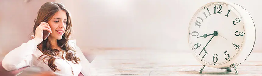 heures-miroirs jeune femme parle au téléphone avec un voyant médium concernant la significations des-heures-miroirs apportées par les anges , la numérologie et le Tarot que nos voyants et médiums vous font découvrir